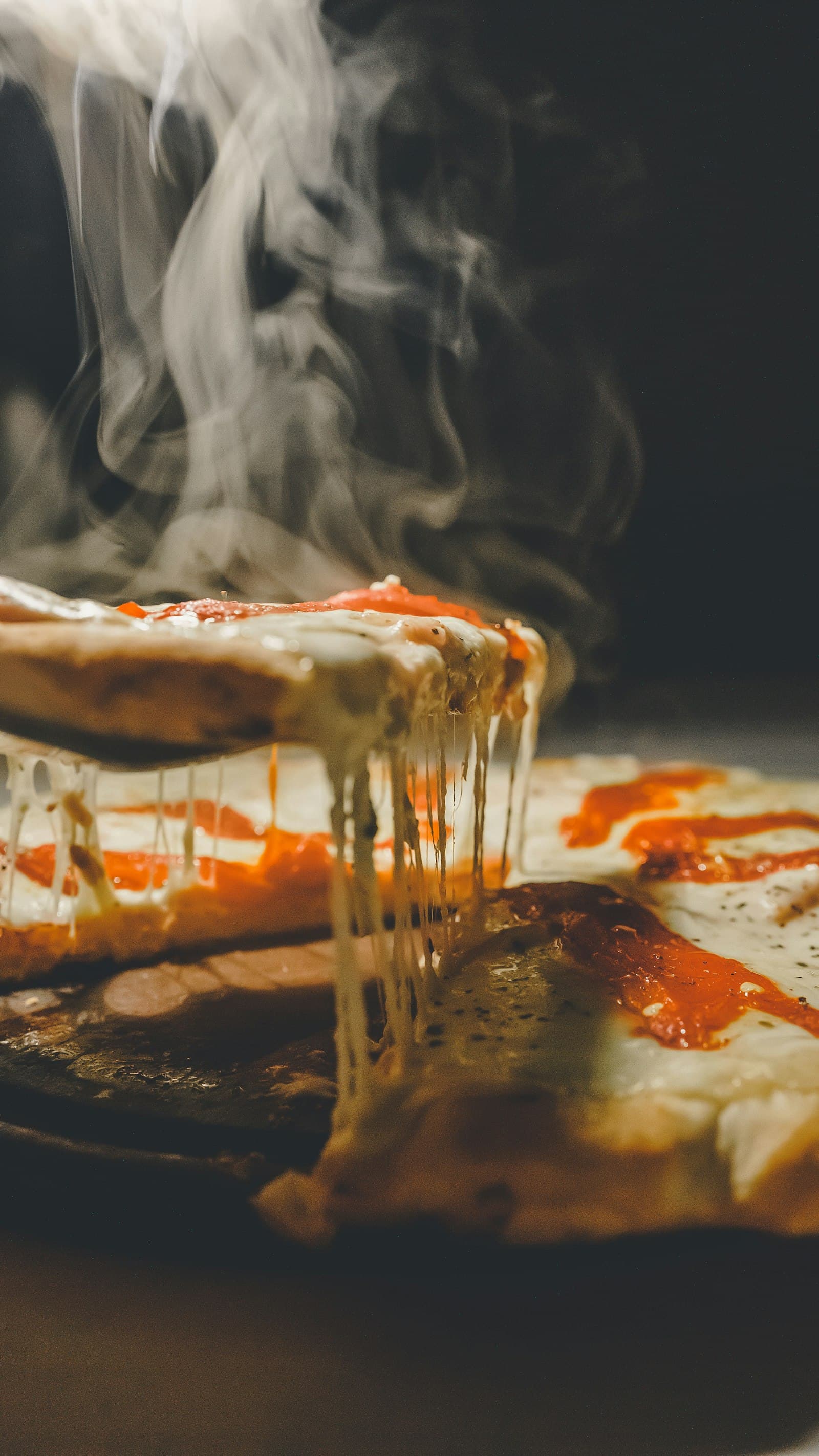 Pizza napoletană coaptă pe vatră în cuptor cu lemne