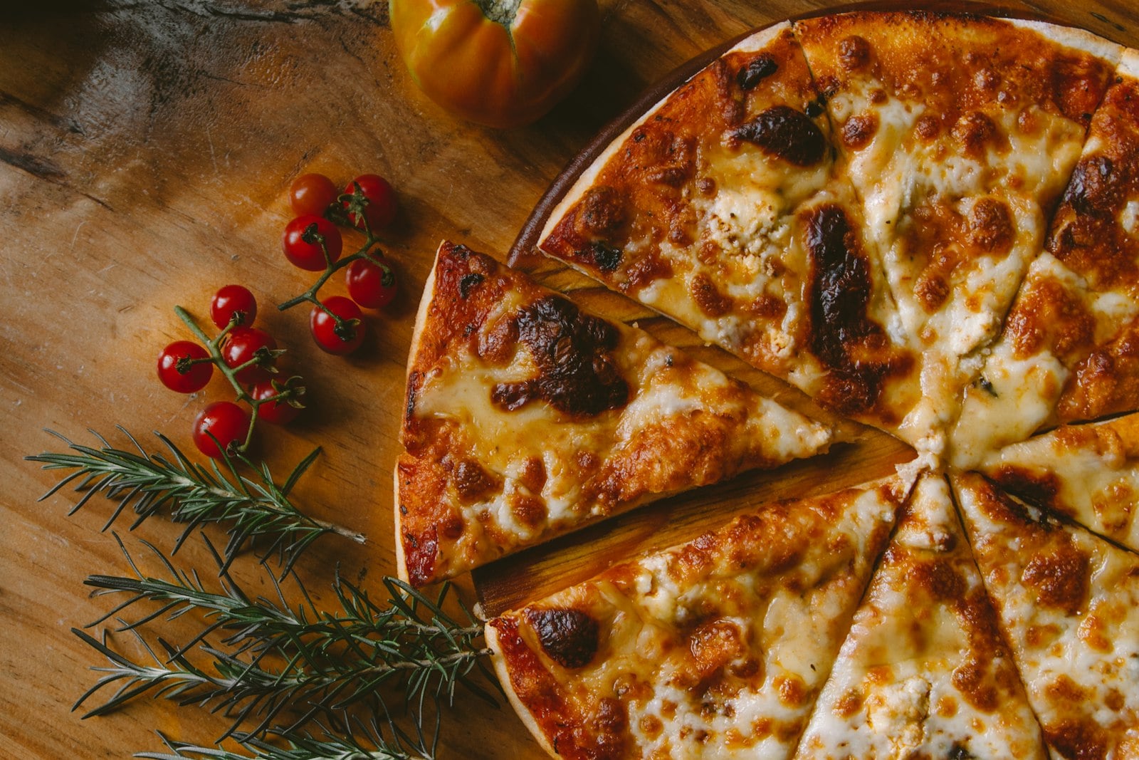 Pizza napoletană în cuptor cu lemne